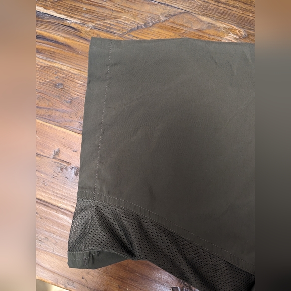 Mountain Hardwear Men's short sleeve Button-Up Shirt - Picture 8 of 9